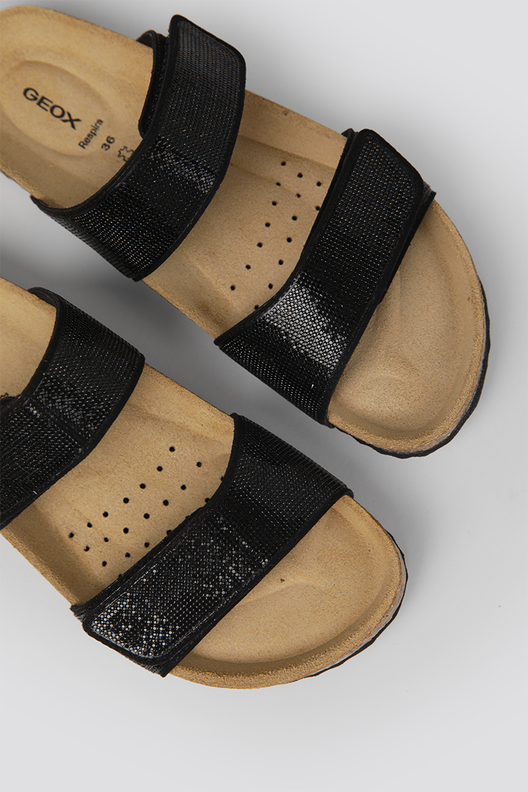 כפכפים רצועות מנצנצות בצבע שחור