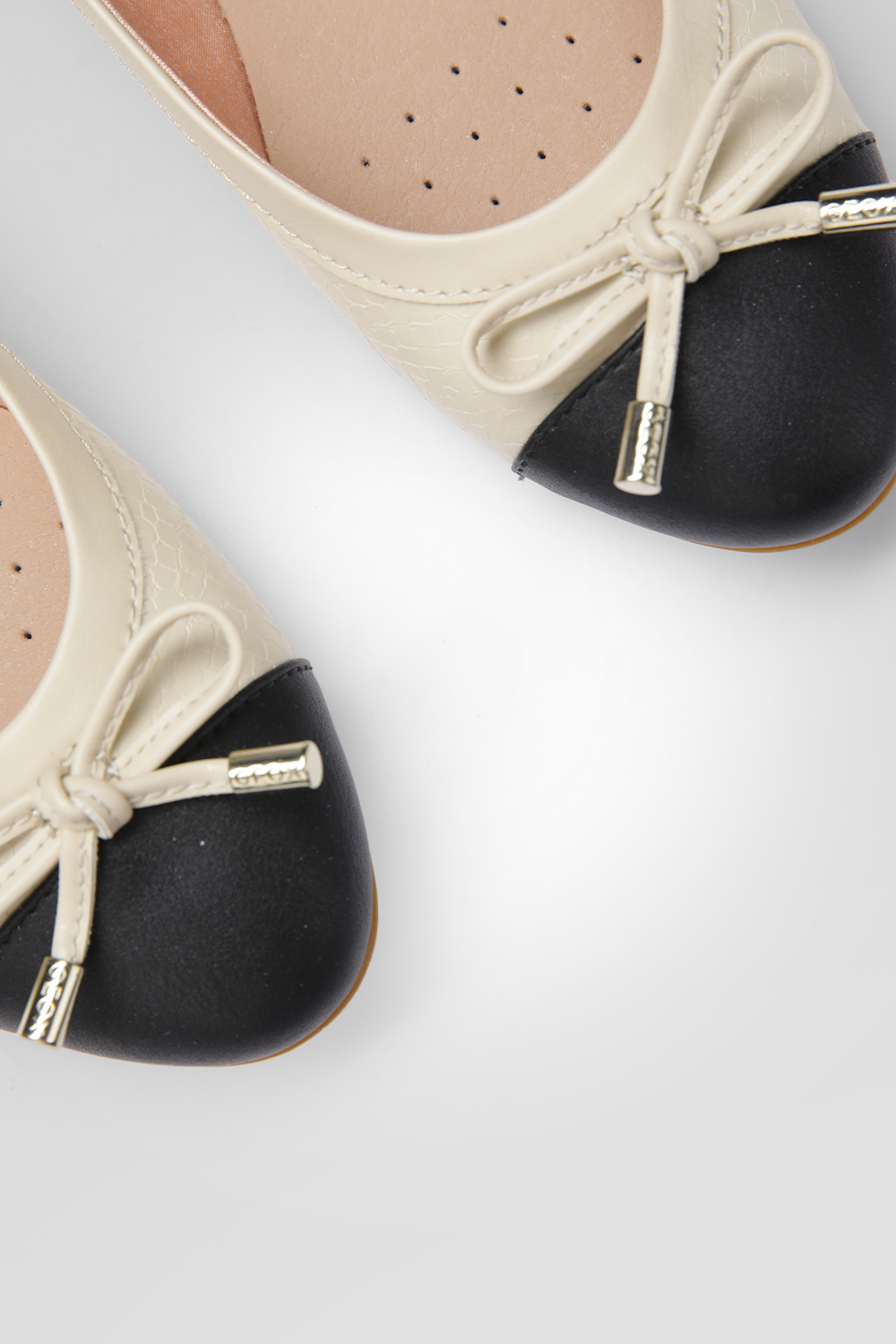 נעלי בובה דמוי עור לנשים CHARLENE בצבע שמנת/שחור