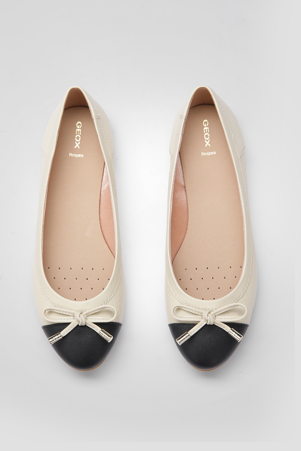 נעלי בובה דמוי עור לנשים CHARLENE בצבע שמנת/שחור