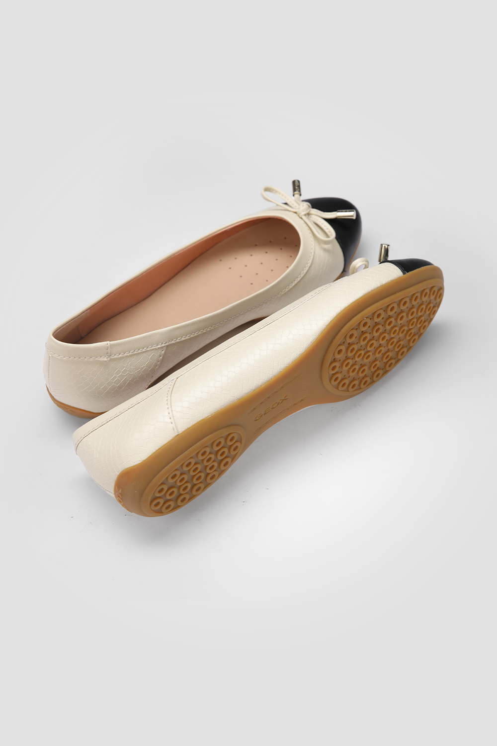 נעלי בובה דמוי עור לנשים CHARLENE בצבע שמנת/שחור