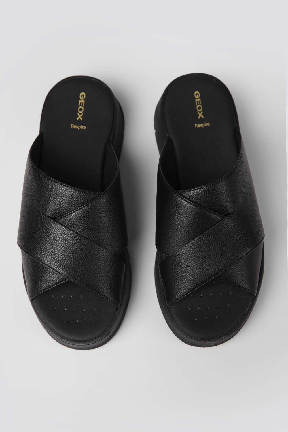 כפכפי עור לנשים רצועות מוצלבות בצבע שחור