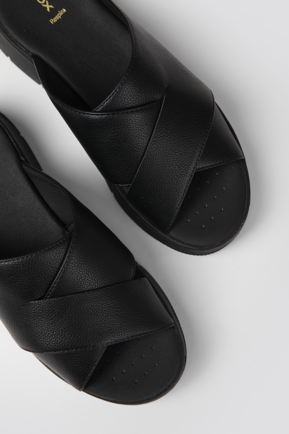 כפכפי עור לנשים רצועות מוצלבות בצבע שחור