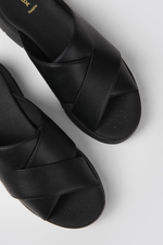 כפכפי עור לנשים רצועות מוצלבות בצבע שחור