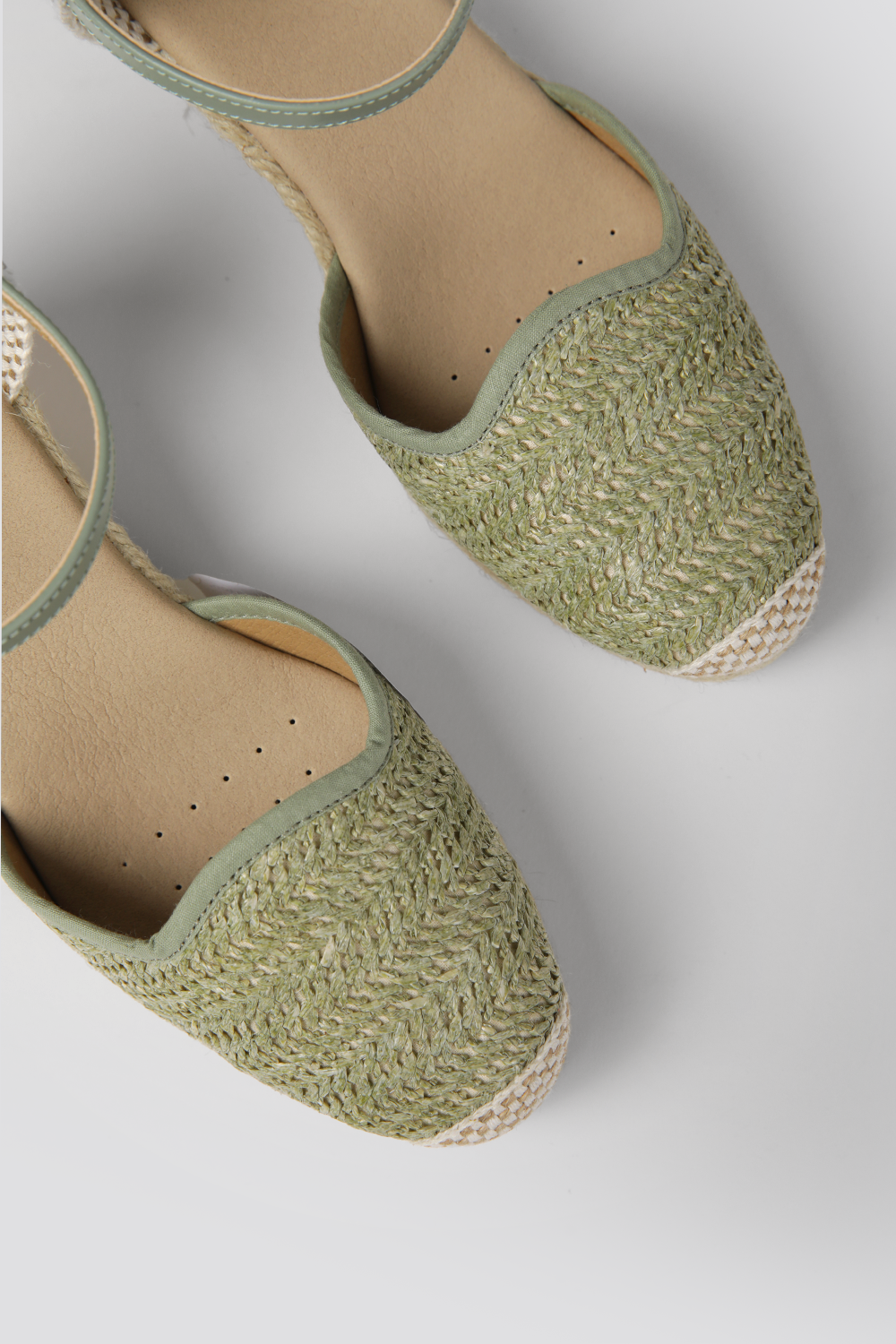 סנדלי פלטפורמה במראה קש בצבע ירוק בהיר