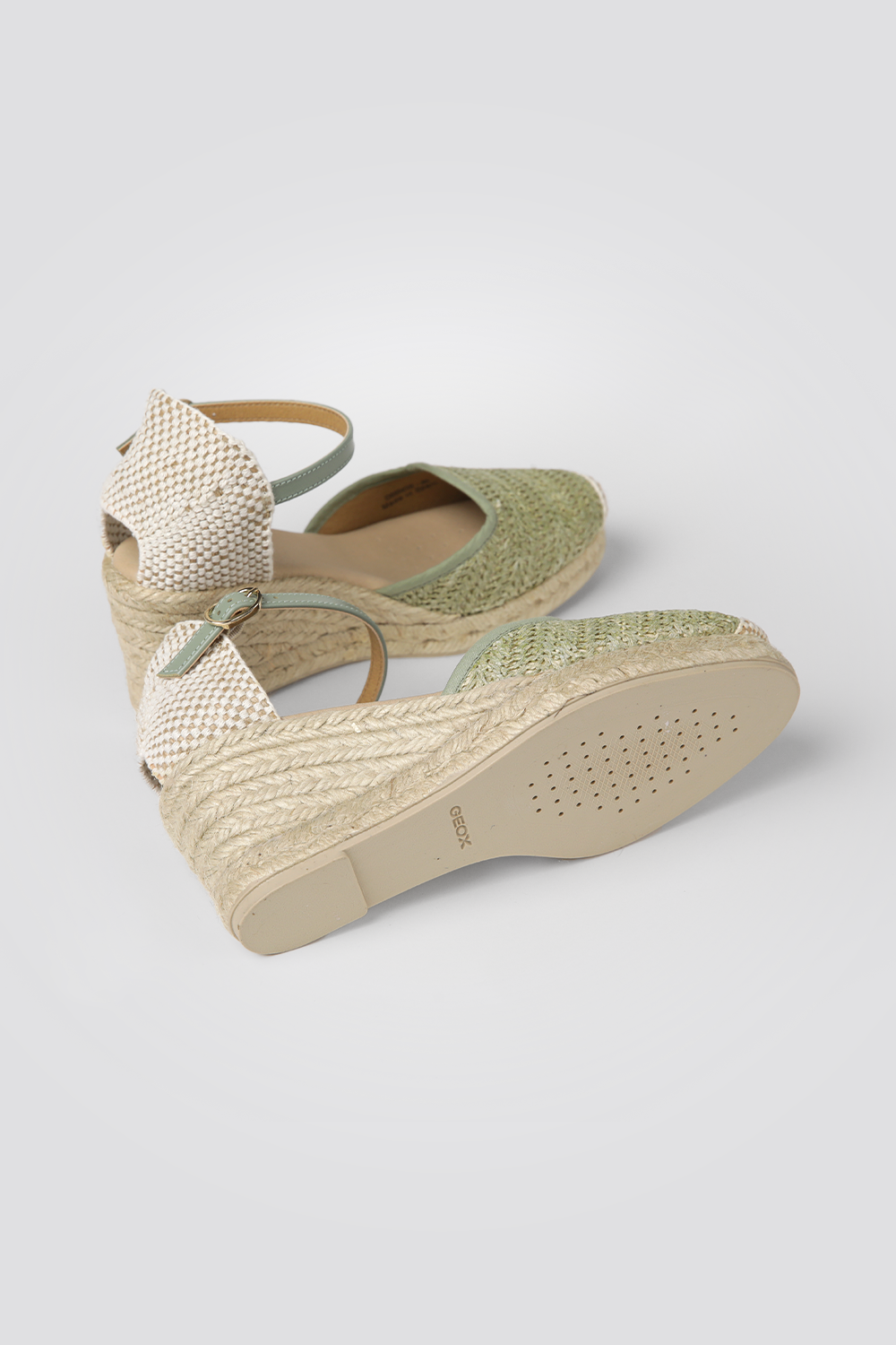 סנדלי פלטפורמה במראה קש בצבע ירוק בהיר