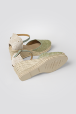 סנדלי פלטפורמה במראה קש בצבע ירוק בהיר