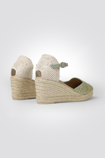 סנדלי פלטפורמה במראה קש בצבע ירוק בהיר