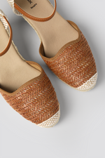 סנדלי פלטפורמה במראה קש בצבע קאמל