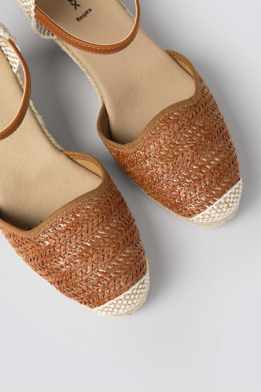 סנדלי פלטפורמה במראה קש בצבע קאמל