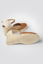 סנדלי פלטפורמה במראה קש בצבע קאמל