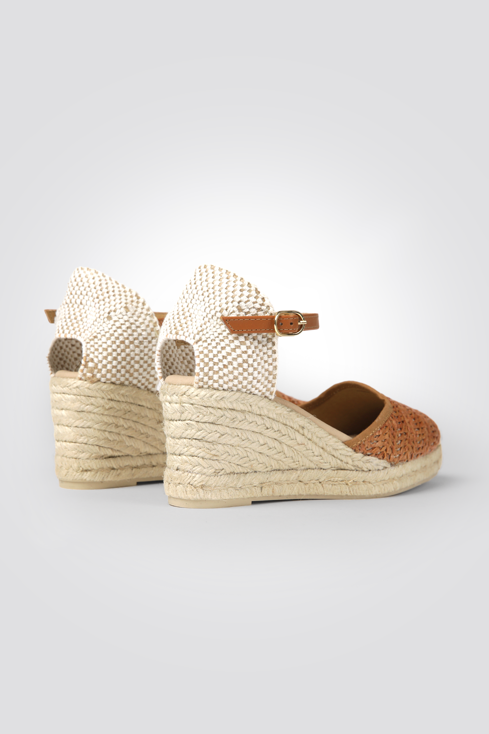 סנדלי פלטפורמה במראה קש בצבע קאמל