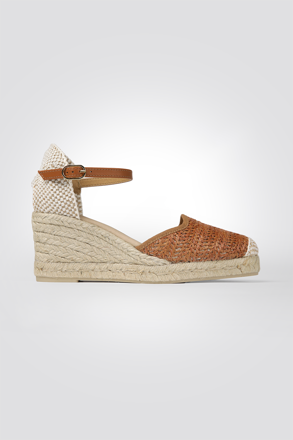 סנדלי פלטפורמה במראה קש בצבע קאמל