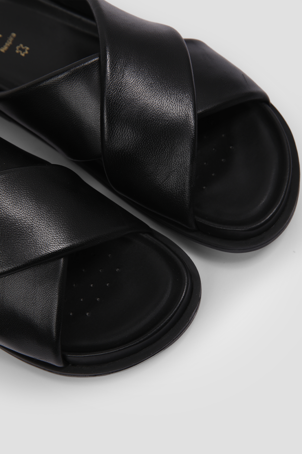 כפכפים רצועות מוצלבות לנשים בצבע שחור