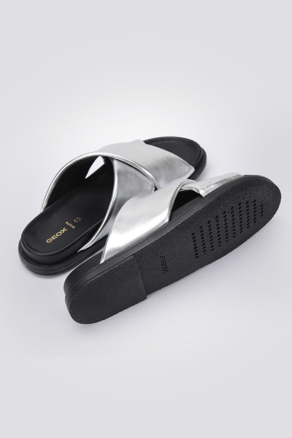 כפכפים רצועות מוצלבות לנשים בצבע כסף