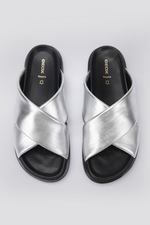 כפכפים רצועות מוצלבות לנשים בצבע כסף