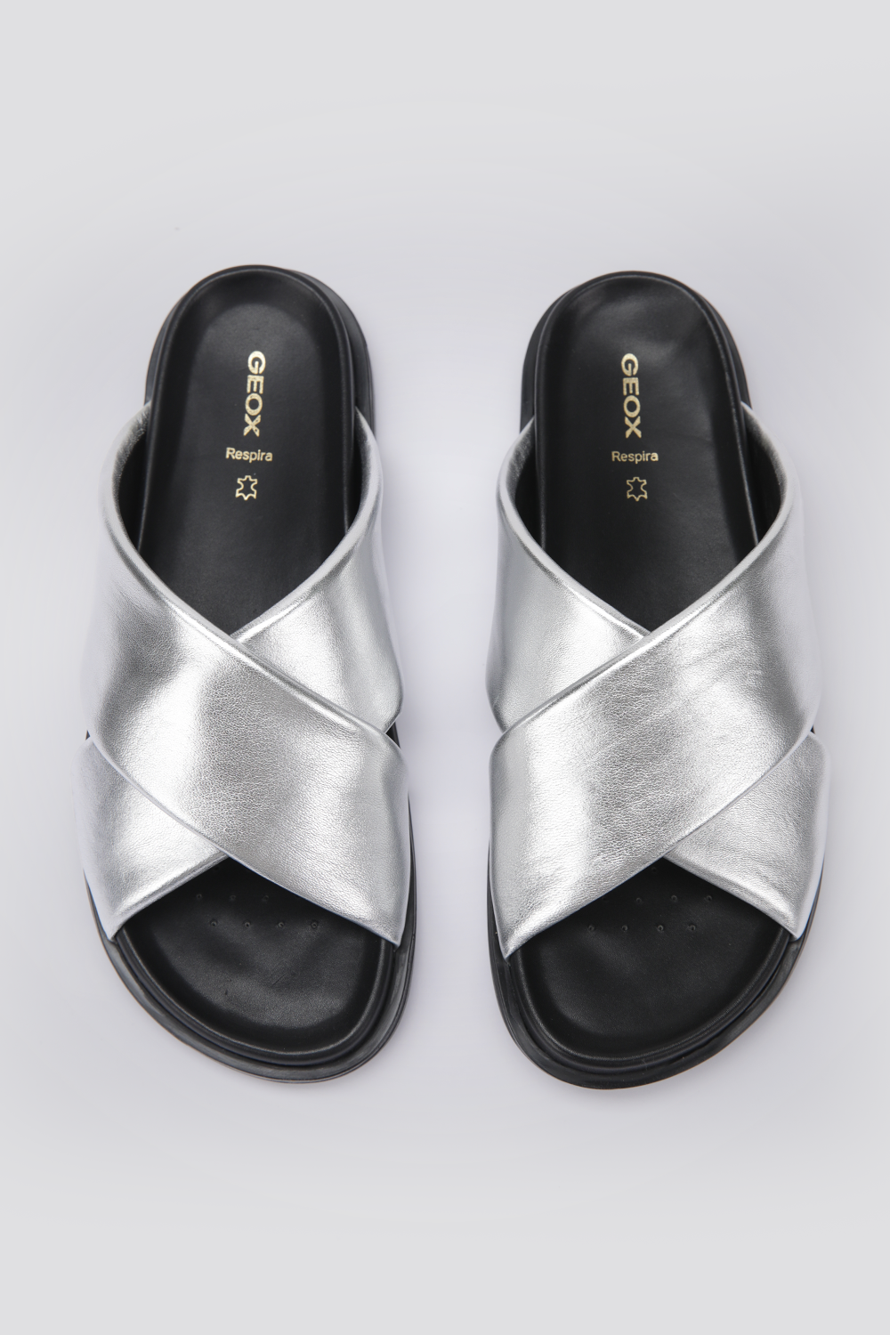 כפכפים רצועות מוצלבות לנשים בצבע כסף