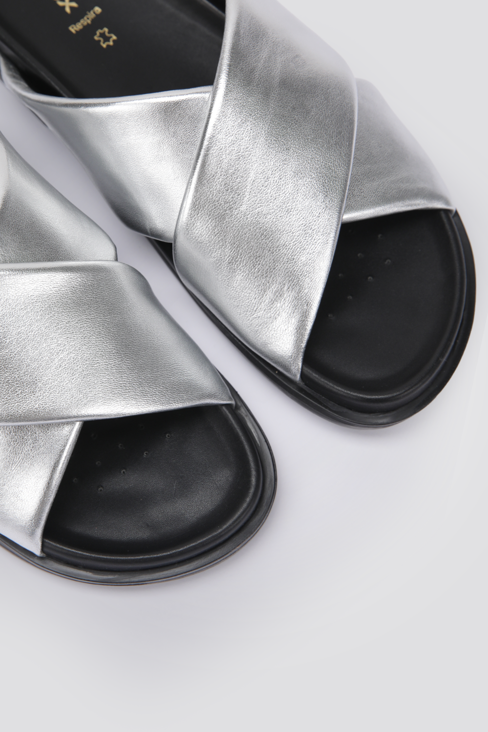 כפכפים רצועות מוצלבות לנשים בצבע כסף