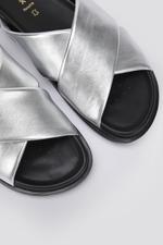 כפכפים רצועות מוצלבות לנשים בצבע כסף