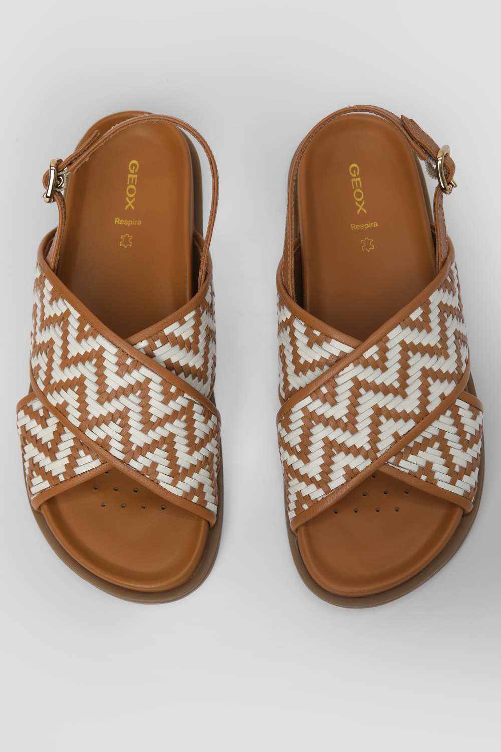 סנדלים רצועות מוצלבות לנשים  בצבע חום