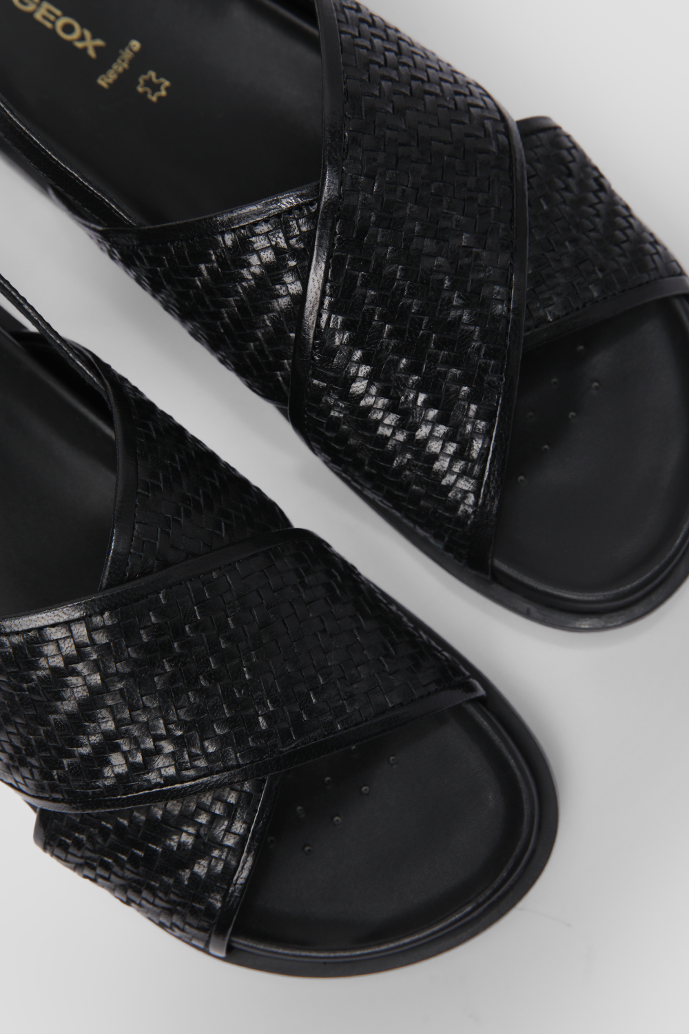 סנדלים רצועות מוצלבות לנשים  בצבע שחור