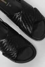 סנדלים רצועות מוצלבות לנשים  בצבע שחור