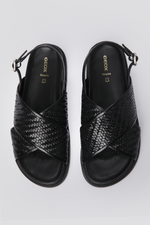 סנדלים רצועות מוצלבות לנשים  בצבע שחור