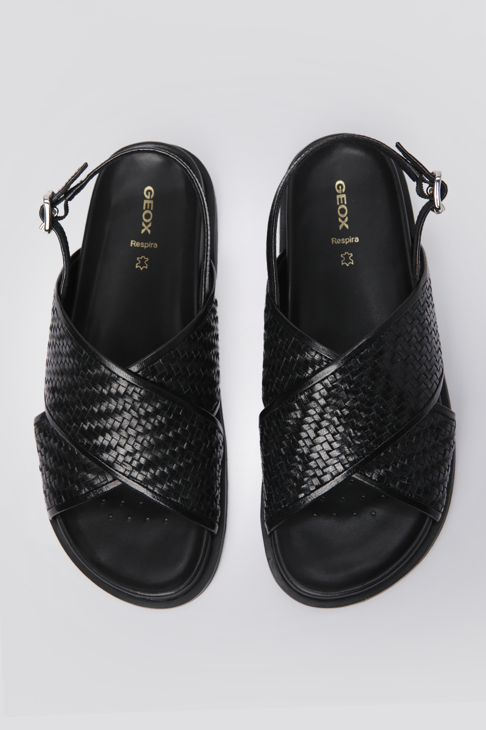 סנדלים רצועות מוצלבות לנשים  בצבע שחור