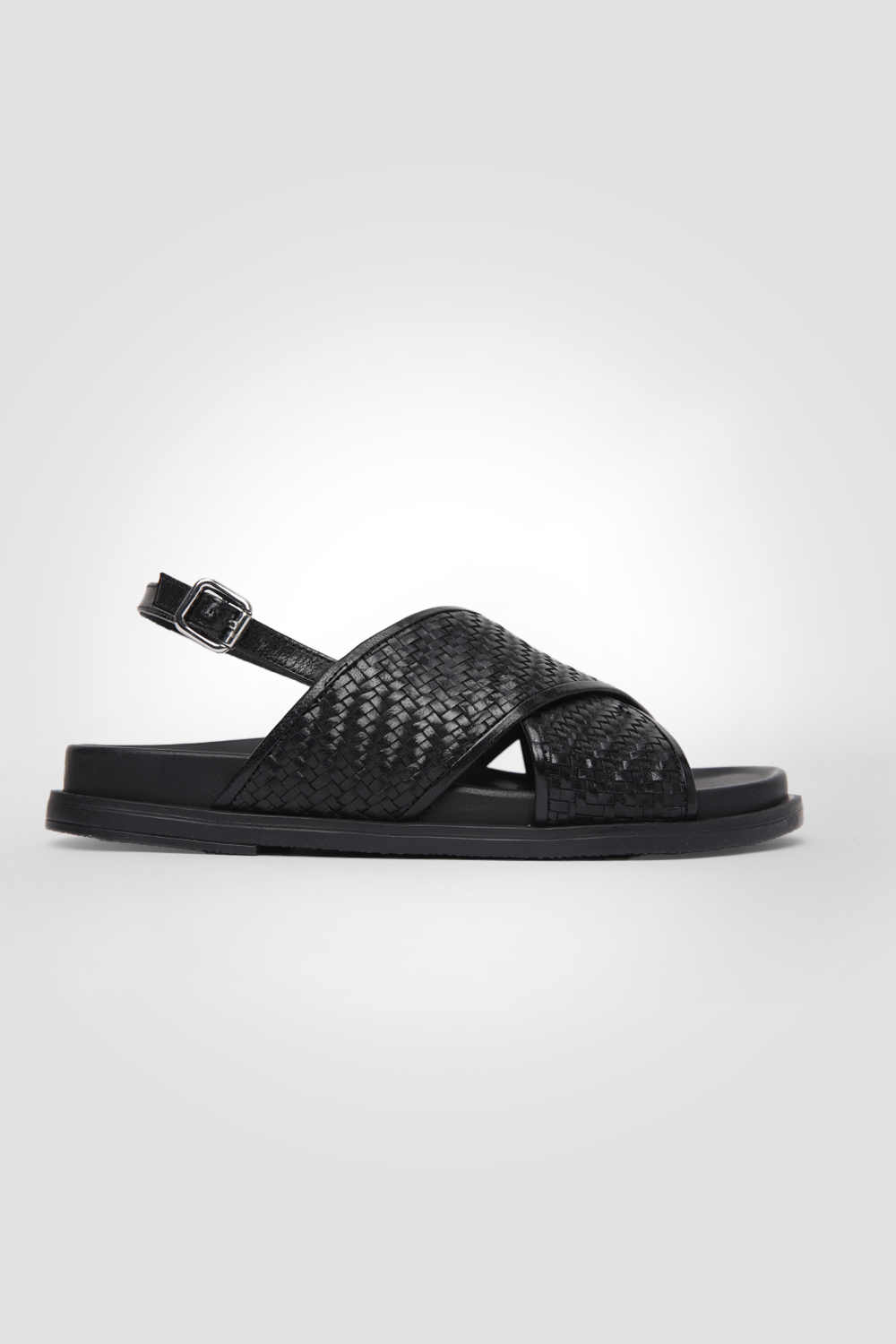 סנדלים רצועות מוצלבות לנשים  בצבע שחור