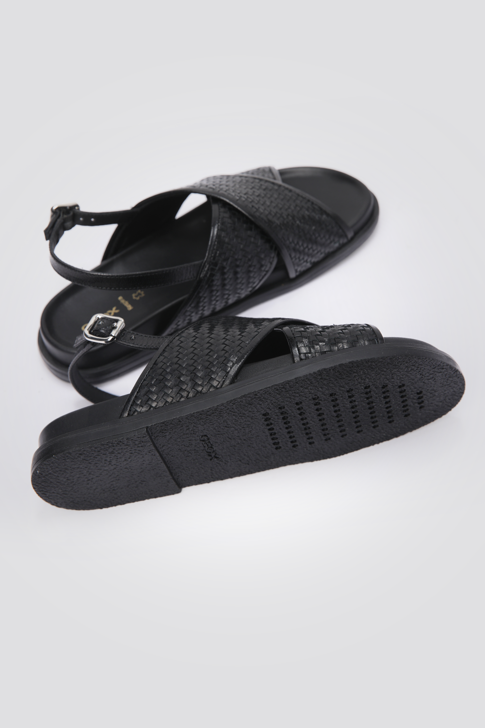 סנדלים רצועות מוצלבות לנשים  בצבע שחור