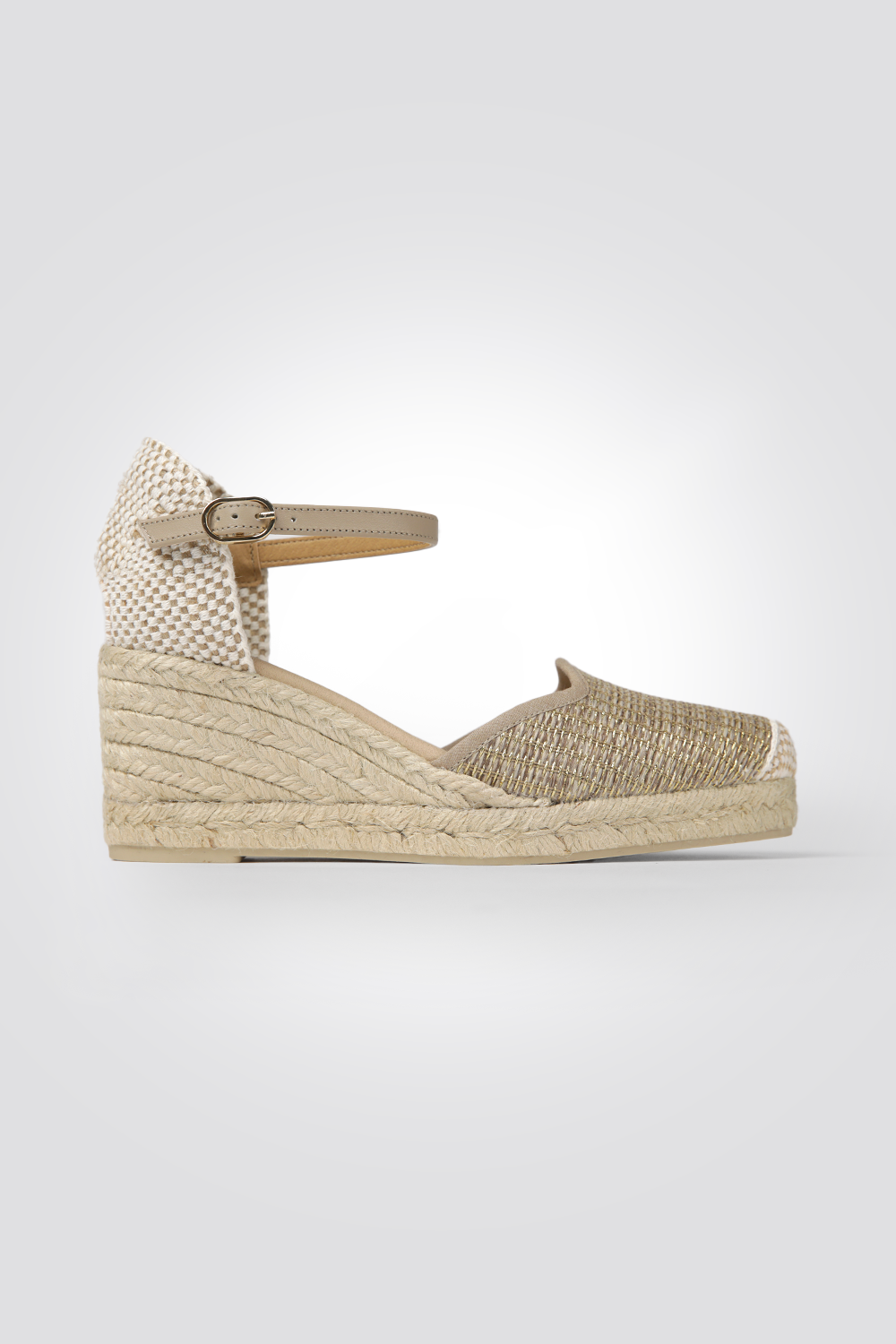 סנדלי פלטפורמה במראה קש בצבע טאופ