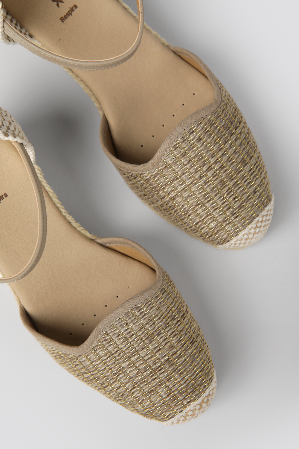 סנדלי פלטפורמה במראה קש בצבע טאופ