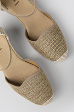 סנדלי פלטפורמה במראה קש בצבע טאופ