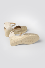 סנדלי פלטפורמה במראה קש בצבע טאופ