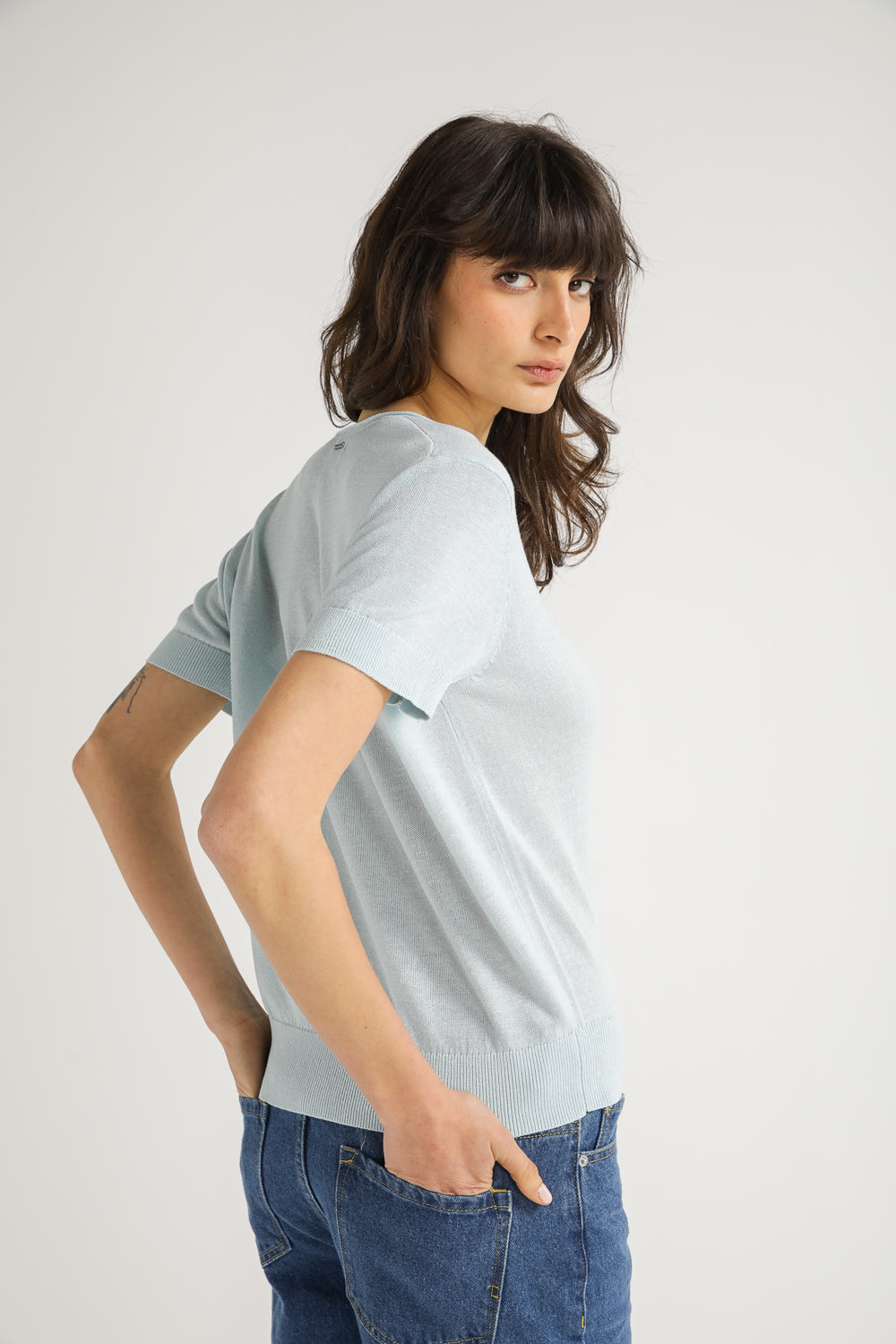 טישירט סריג לנשים עם מפתח V | קנת קול