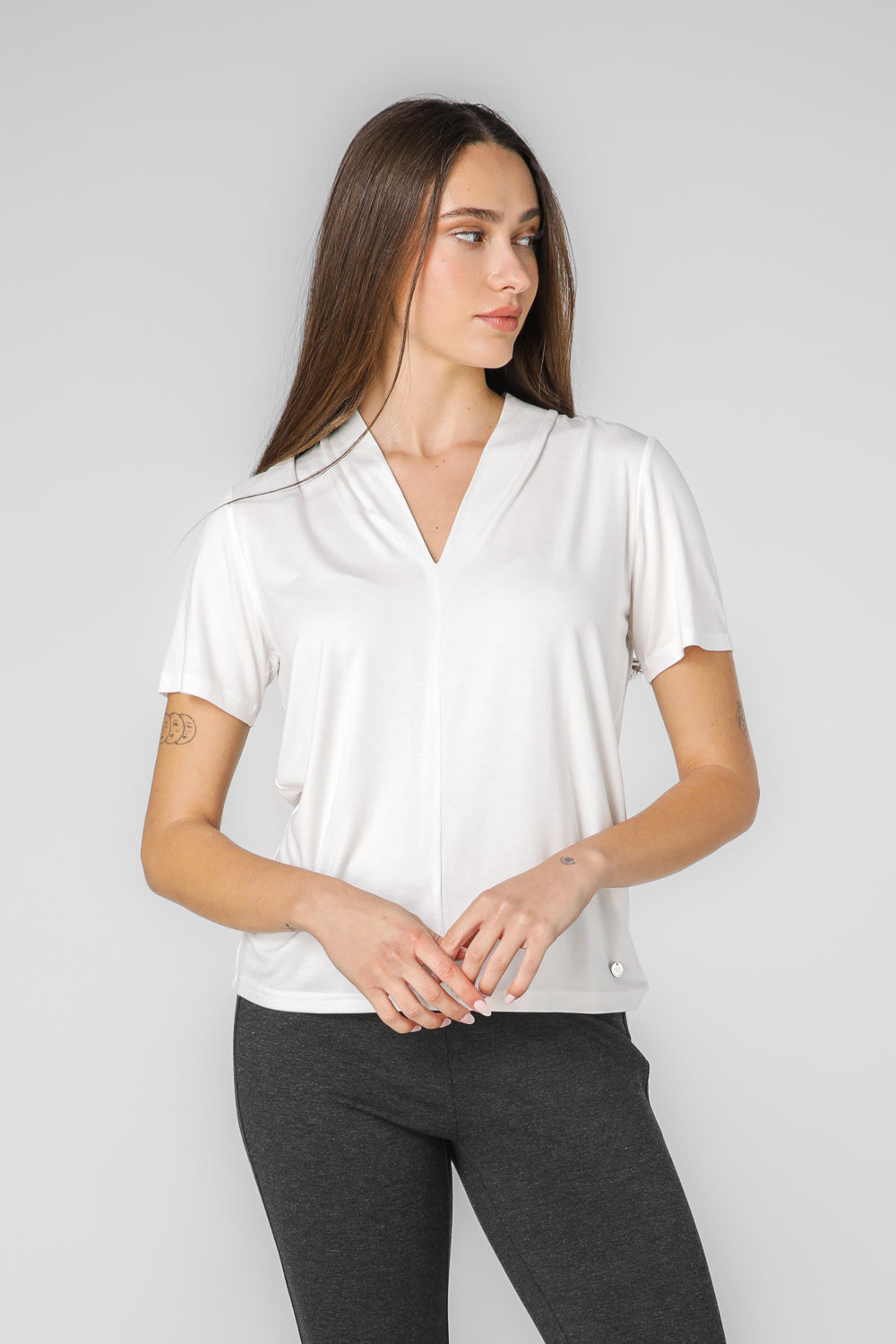 טישירט לנשים בצבע לבן