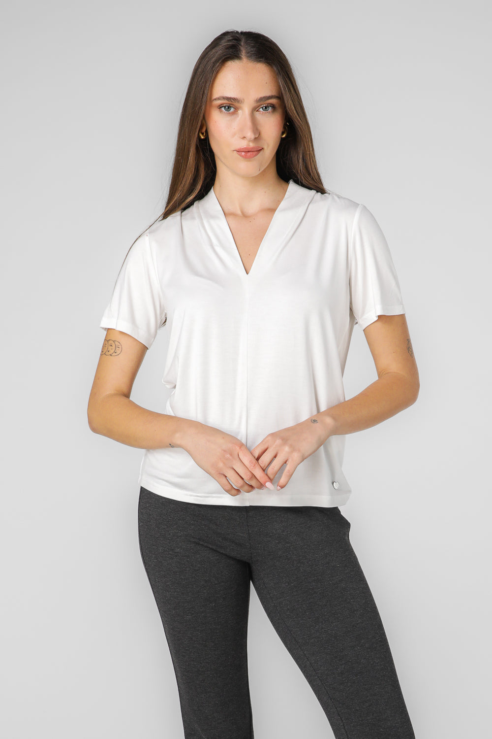 טישירט לנשים בצבע לבן