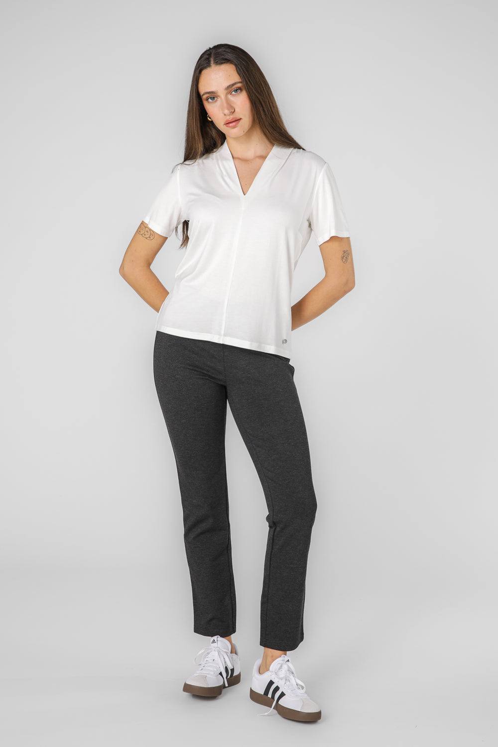 טישירט לנשים בצבע לבן