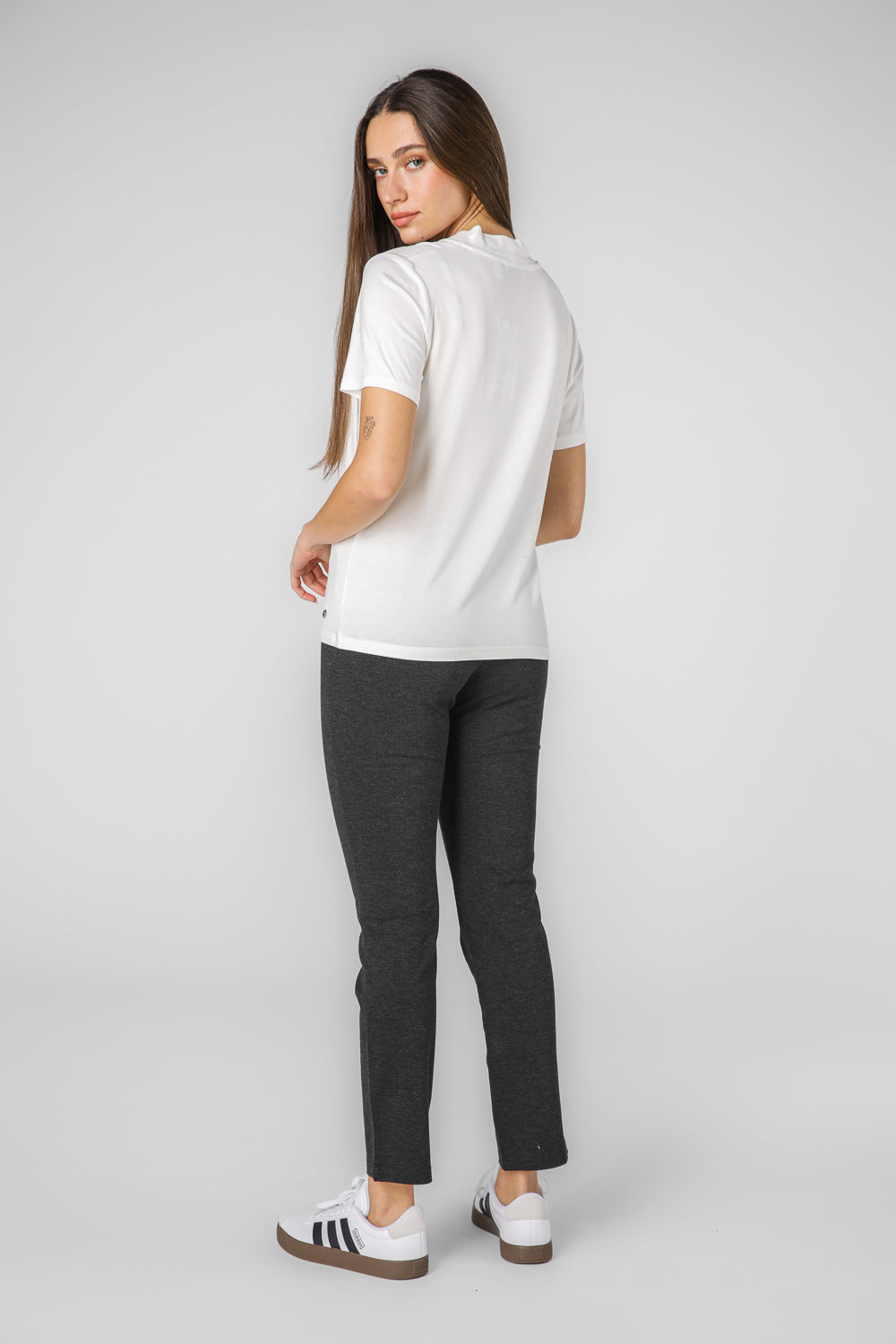 טישירט לנשים בצבע לבן