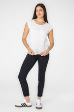 טישירט תחרה לנשים בצבע לבן 
