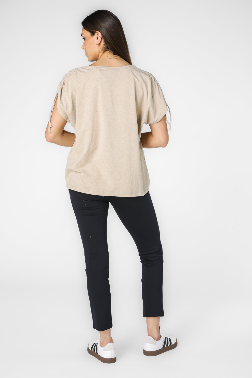 טישירט לנשים בצבע בז' 