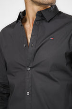 מכופתרת STRETCH בצבע שחור