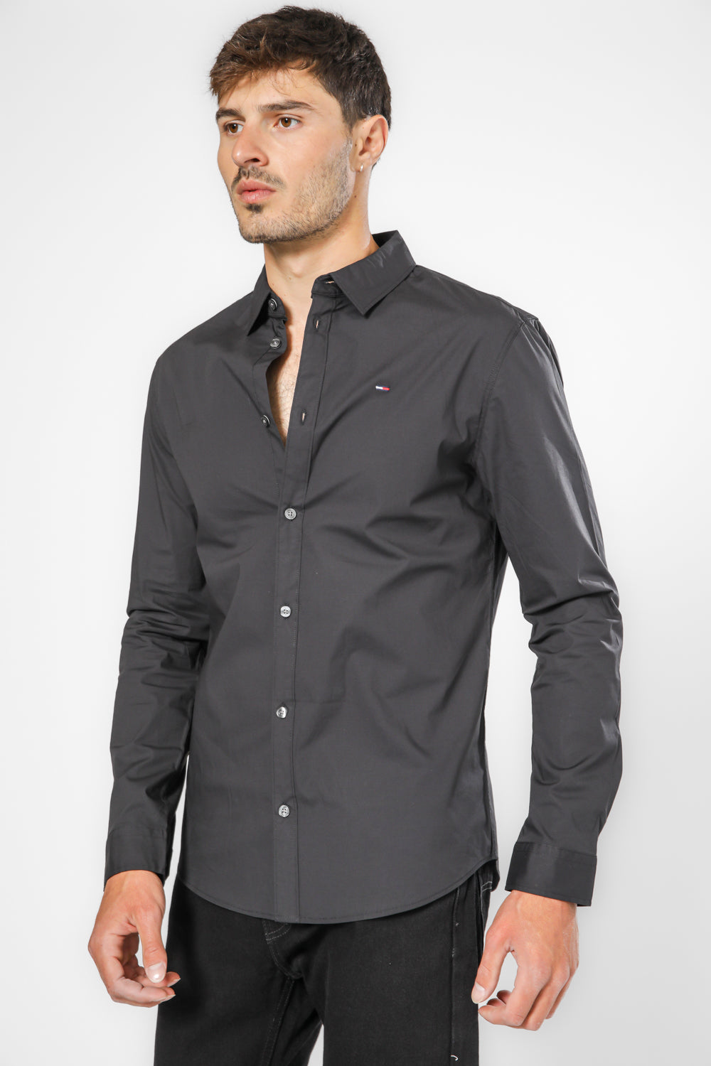 מכופתרת STRETCH בצבע שחור