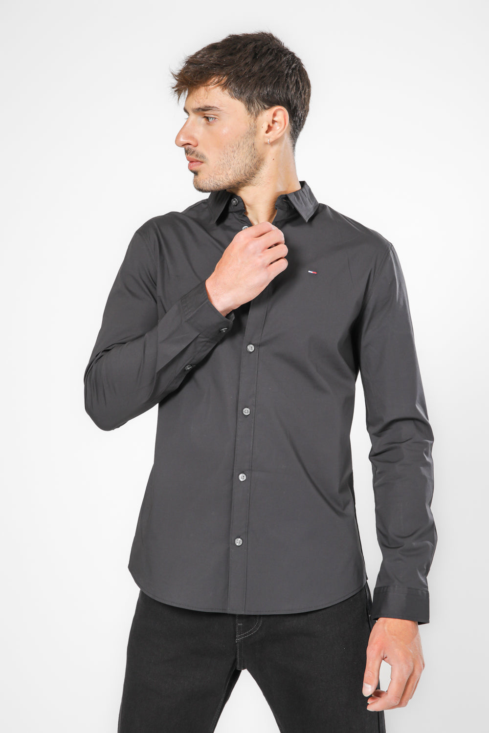 מכופתרת STRETCH בצבע שחור