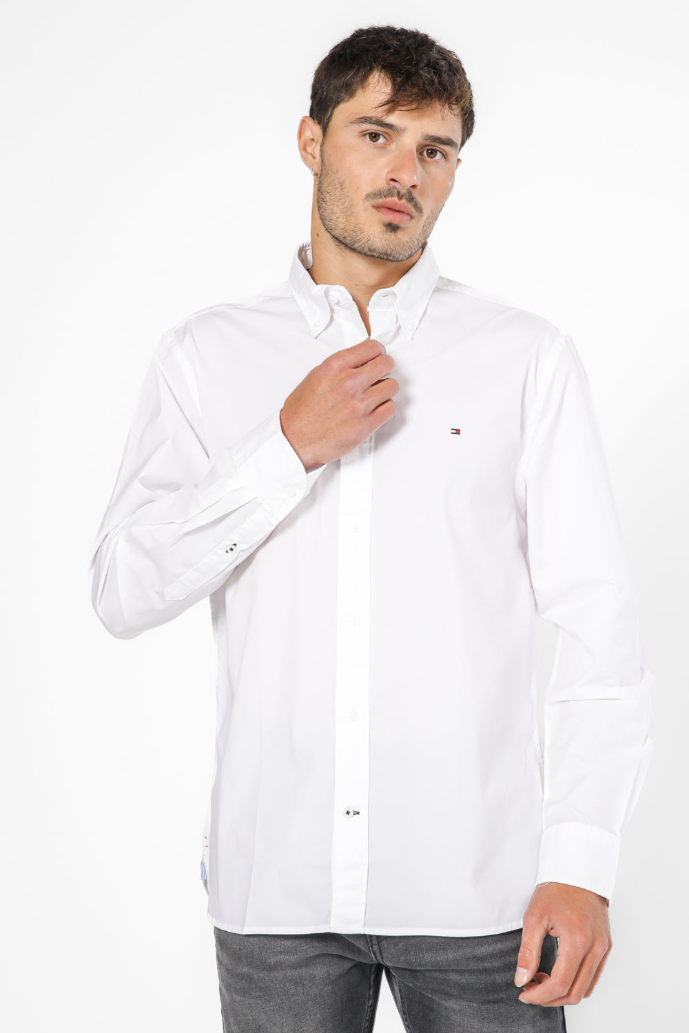 מכופתרת FLEX POPLIN בצבע לבן