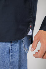 מכופתרת FLEX POPLIN בצבע כחול