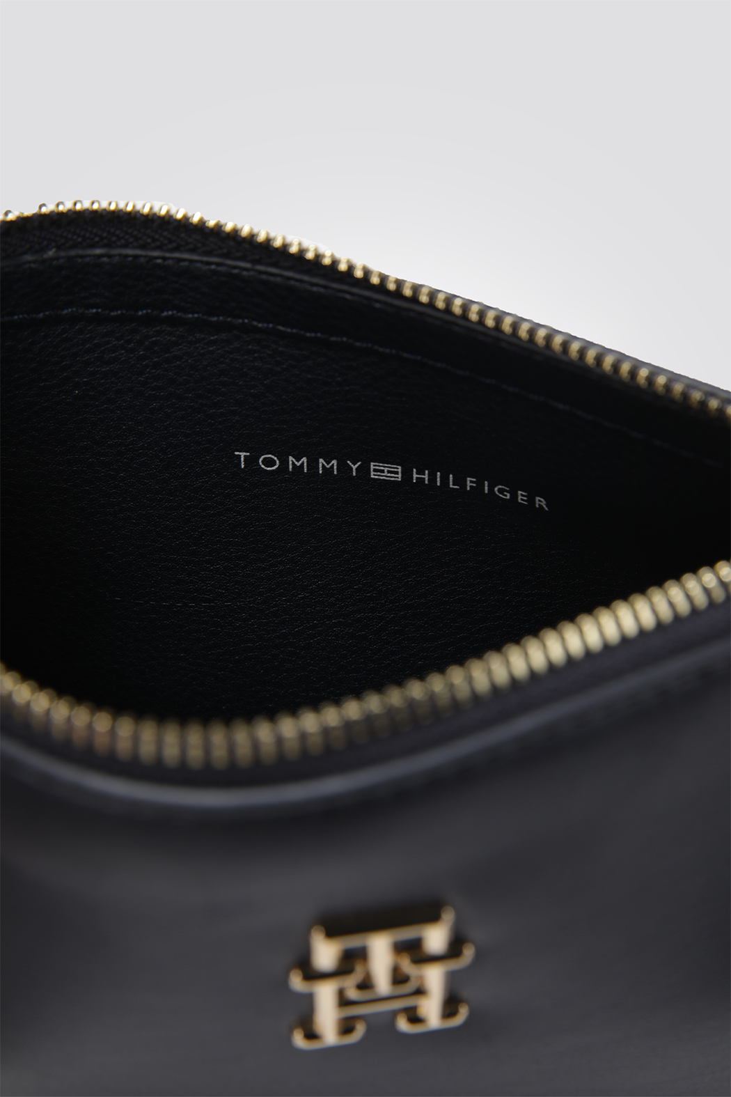 תיק צד לנשים בצבע כחול כהה Tommy Hilfiger – MASHBIR//365