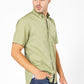 חולצה מכופתרת קצרה לגברים בצבע ירוק - 2
