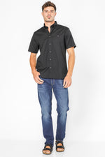 חולצה מכופתרת קצרה לגברים בצבע שחור