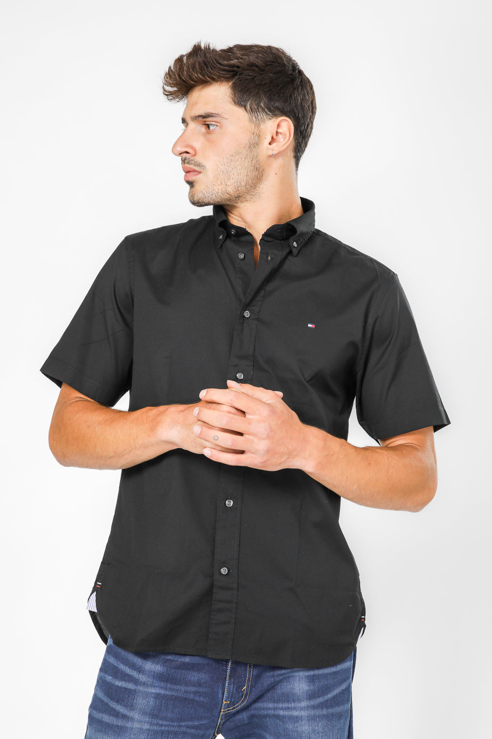 חולצה מכופתרת קצרה לגברים בצבע שחור