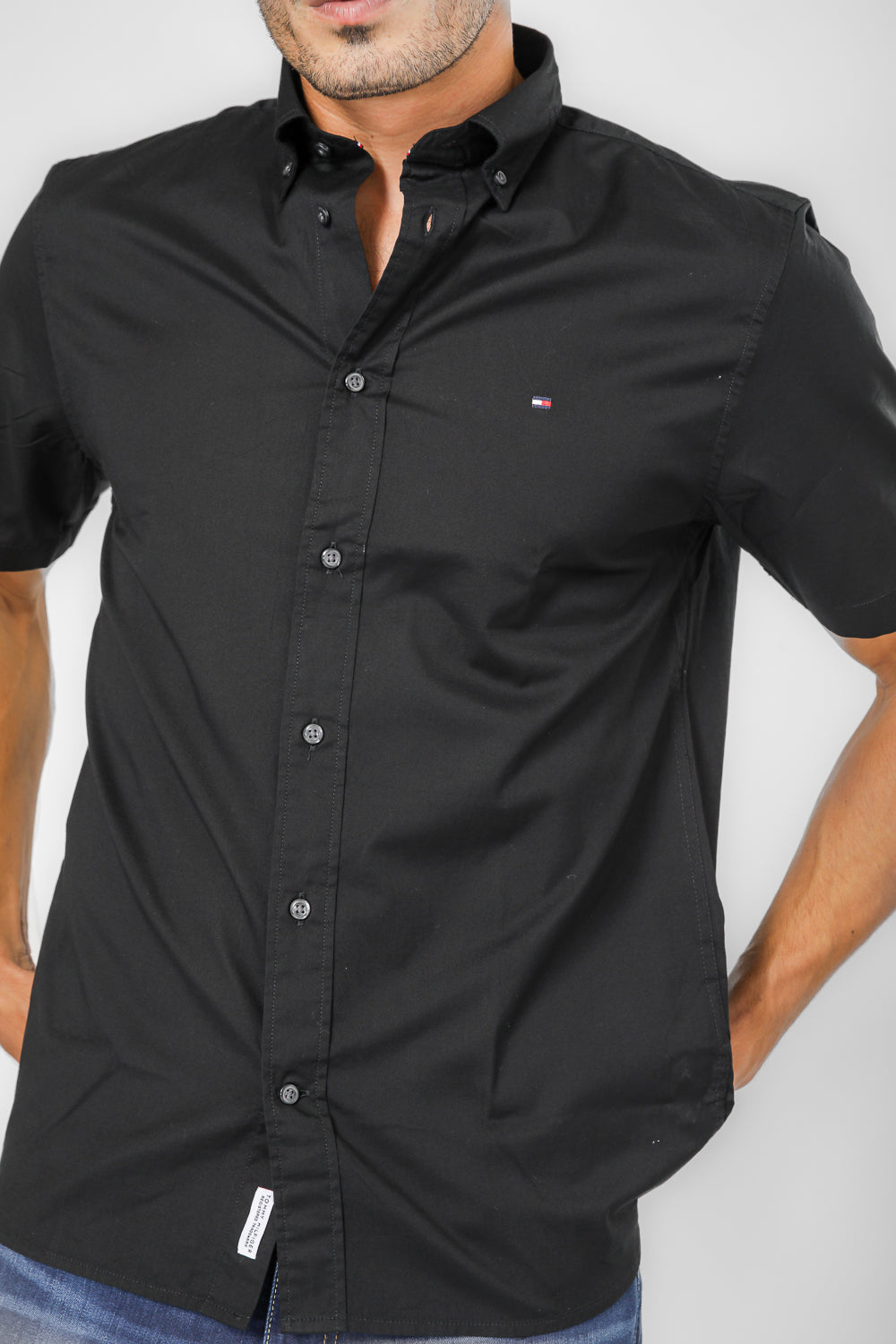 חולצה מכופתרת קצרה לגברים בצבע שחור